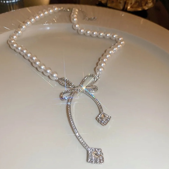 Jewelry - Gorgeous Elegant Rhinestone Pearl Bow Necklace Choker